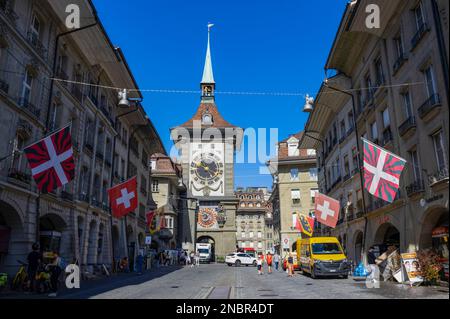 BERN, SCHWEIZ, 23. JUNI 2022 - Blick auf die Kramgasse, eine der Hauptstraßen der Berner Altstadt, mit Uhrturm Zytglogge, Schweiz Stockfoto