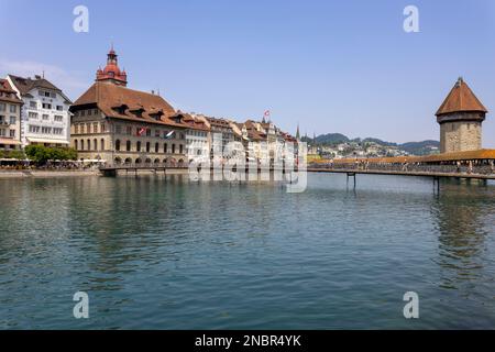 LUZERN, SCHWEIZ, 21. JUNI 2022 - Blick auf die Rathaussteg-Brücke und das Rathaus im Zentrum von Luzern, Schweiz Stockfoto