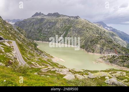 Grimselsee am Grimselpass in der Schweiz. Es verbindet das Hasli-Tal im Berner Oberland mit Goms in Wallis Stockfoto