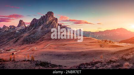 Panoramablick am Morgen vom Gipfel des Giau Pass auf den berühmten Ra Gusela Gipfel. Malerischer Sonnenaufgang im Herbst in den Dolomiten, Ort Cortina d'Ampezzo, Stockfoto