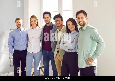 Porträt von glücklichen, vielfältigen Kollegen, die vor die Kamera schauen Stockfoto