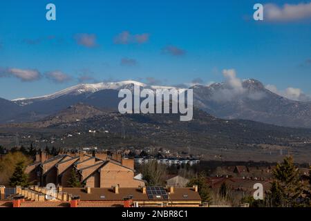 Bergkette. Schnee. Berg. Sierra de Guadarrama mit weißem Schnee auf dem Gipfel des Berges, wo Sie den Ball der Welt von Madrid aus sehen können Stockfoto