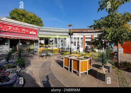 Kew, ein Bezirk in der Nähe von Richmond, London, in der Nähe der Royal Botanic Gardens, mit einer Reihe von Geschäften vor der U-Bahn-Station Stockfoto