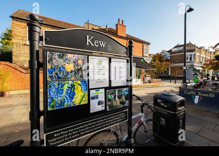 Kew, ein Bezirk in der Nähe von Richmond, London, in einem der königlichen Botanischen Gärten, mit Schildern zu interessanten Gebieten in der Gemeinde Stockfoto