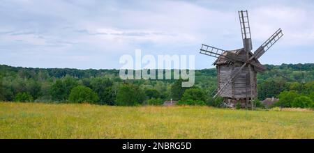 Alte Holzwindmühle in der Mitte des Feldes Stockfoto