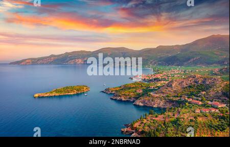 Wunderschöne Sommerlandschaft. Atemberaubender Sommerblick auf den Hafen von Kardamili. Unglaubliche Morgenszene der Halbinsel Peloponnes, Griechenland, Europa. Wunderbares Meer Stockfoto