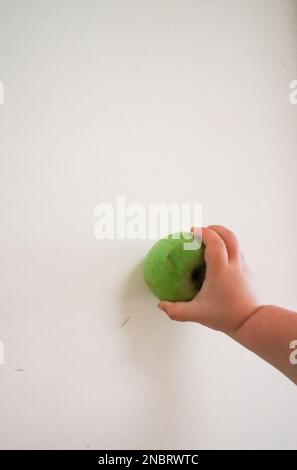 Baby Mit Einem Apfel Stockfoto