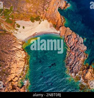 Direkter Blick von der fliegenden Drohne auf den Exo Kapi Strand. Farbenfrohe Outdoor-Szene auf der Halbinsel Peloponnes, Griechenland, Europa. Tiefblaues Mittelmeer. Stockfoto