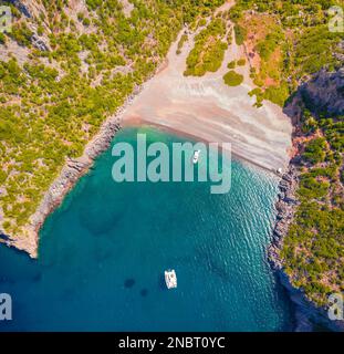 Direkter Blick von der fliegenden Drohne auf DAMOS Beach. Helle Sommerszene der Halbinsel Peloponnes, Griechenland, Europa. Herrliche Morgenlandschaft von Mediter Stockfoto