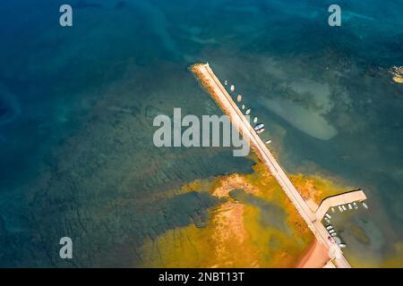 Direkter Blick von der fliegenden Drohne des Piers im Hafen von Kardamyli. Luftlandschaft am Morgen des Ionischen Meeres. Wundervolle Außenszene des Peloponnes Peninsul Stockfoto