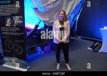 Bremy, Deutschland. 09. Februar 2023. Sian Cleaver aus Großbritannien, der als Ingenieur am Projekt European Service Module für das Orion-Raumschiff arbeitet, 9. Februar 2023, Bremen, Deutschland. Servicemodule für das Orion-Raumschiff, das die Menschheit zurück zum Mond bringen wird, werden in Bremen von Airbus vorbereitet. Kredit: Ales Zapotocky/CTK Photo/Alamy Live News Stockfoto