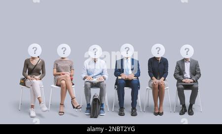 Verschiedene Kandidaten sitzen im Wartezimmer und warten auf ihre Reihe, sie haben Fragezeichen an Stelle ihrer Köpfe Stockfoto