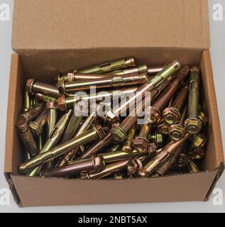 Schutzbeschichtete Metallspreizdübel, Befestigungselemente. Ausrüstung für Bau und Industrie Stockfoto