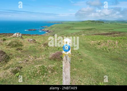 Wales Coast Path Schild vor Sicht nordöstlich von Mynnydd Anelog auf der Llyn Halbinsel Stockfoto