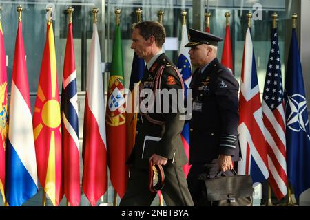 Brüssel, Belgien. 14. Februar 2023. Am 14. Februar 2023 gingen die Armeeoffiziere im NATO-Hauptquartier in Brüssel, Belgien, vorbei. Kredit: ALEXANDROS MICHAILIDIS/Alamy Live News Stockfoto