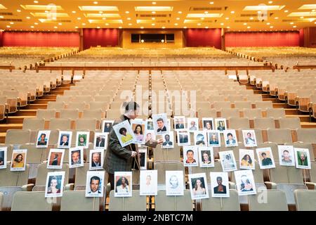 Ein Mitarbeiter verwendet „Head on Stick“, um die Blockierung der Kamera in der Royal Albert Hall, London, vor den EE British Academy Film Awards am Sonntag, den 19. Februar, zu überprüfen. Foto: Montag, 13. Februar 2023. Stockfoto