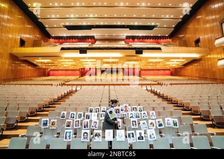 Ein Mitarbeiter verwendet „Head on Stick“, um die Blockierung der Kamera in der Royal Albert Hall, London, vor den EE British Academy Film Awards am Sonntag, den 19. Februar, zu überprüfen. Foto: Montag, 13. Februar 2023. Stockfoto