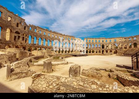 Das Innere des Pula Amphitheaters, auch bekannt als das Kolosseum von Pula. Gut gepflegtes römisches Amphitheater in Pula, Istrien, Kroatien. Dazwischen gebaut Stockfoto