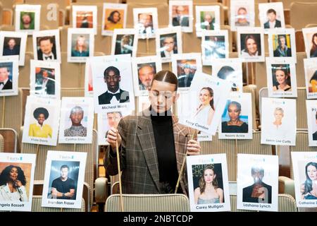 Ein Mitarbeiter verwendet „Head on Stick“, um die Blockierung der Kamera in der Royal Albert Hall, London, vor den EE British Academy Film Awards am Sonntag, den 19. Februar, zu überprüfen. Foto: Montag, 13. Februar 2023. Stockfoto