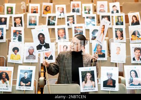 Ein Mitarbeiter verwendet „Head on Stick“, um die Blockierung der Kamera in der Royal Albert Hall, London, vor den EE British Academy Film Awards am Sonntag, den 19. Februar, zu überprüfen. Foto: Montag, 13. Februar 2023. Stockfoto