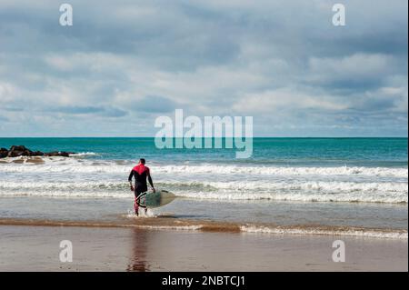 Ein Mann surft in Cadiz, Spanien Stockfoto