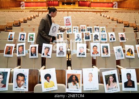 Ein Mitarbeiter verwendet „Head on Stick“, um die Blockierung der Kamera in der Royal Albert Hall, London, vor den EE British Academy Film Awards am Sonntag, den 19. Februar, zu überprüfen. Foto: Montag, 13. Februar 2023. Stockfoto