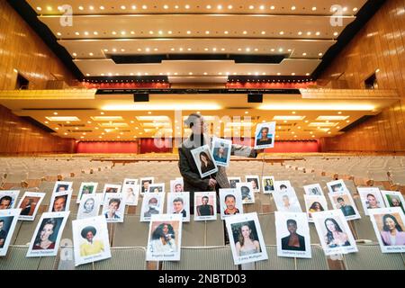 Ein Mitarbeiter verwendet „Head on Stick“, um die Blockierung der Kamera in der Royal Albert Hall, London, vor den EE British Academy Film Awards am Sonntag, den 19. Februar, zu überprüfen. Foto: Montag, 13. Februar 2023. Stockfoto