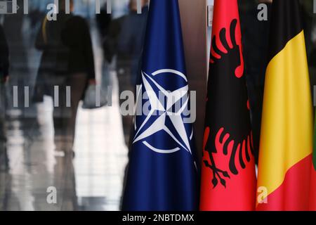 Brüssel, Belgien. 14. Februar 2023. Flaggen von NATO-Mitgliedern am NATO-Hauptquartier in Brüssel, Belgien, am 14. Februar 2023. Kredit: ALEXANDROS MICHAILIDIS/Alamy Live News Stockfoto