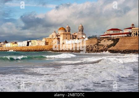 Blick auf die Kathedrale von Cadiz und die Altstadt Stockfoto