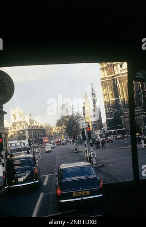 London 1972. Ein Blick von einem Bus auf eine Straße in der Gegend von Westminster mit Big Ben im Hintergrund zu sehen. Kristoffersson Ref. DV7 Stockfoto