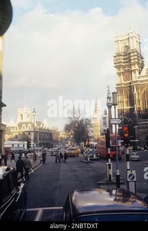 London 1972. Ein Blick von einem Bus auf eine Straße in der Gegend von Westminster mit Big Ben im Hintergrund zu sehen. Kristoffersson Ref. DV7 Stockfoto