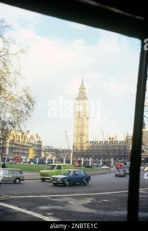 London 1972. Ein Blick von einem Bus auf eine Straße in der Gegend von Westminster mit Big Ben im Hintergrund zu sehen. Kristoffersson Ref. DV7 Stockfoto