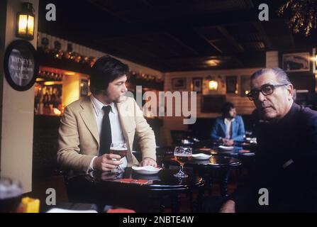 London 1972. Ein Londoner Pub und zwei Männer, die ein Bier trinken. Kristoffersson Ref. DV7 Stockfoto