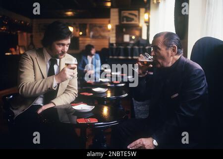 London 1972. Ein Londoner Pub und zwei Männer, die ein Bier trinken. Kristoffersson Ref. DV7 Stockfoto