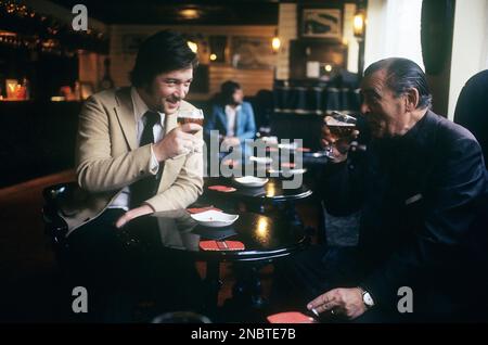 London 1972. Ein Londoner Pub und zwei Männer, die ein Bier trinken. Kristoffersson Ref. DV7 Stockfoto