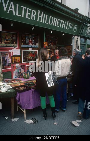 London 1977. Portobello Road mit seinen Geschäften und Antiquitätenmärkten an einem geschäftigen samstag. Das Mädchen trägt die damals beliebten Strickbein-Wärmer. Kristoffersson Ref. DV2 Stockfoto