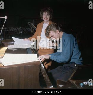 Tommy Steele. Der englische Entertainer gilt als Großbritanniens erstes Teenager-Idol und Rock and Roll-Star. Geboren am 17 1936. dezember 1964 in London Stockfoto