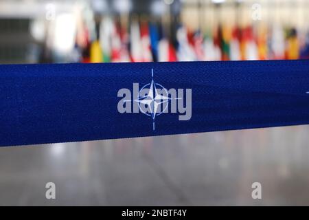 Brüssel, Belgien. 14. Februar 2023. Flaggen von NATO-Mitgliedern am NATO-Hauptquartier in Brüssel, Belgien, am 14. Februar 2023. Kredit: ALEXANDROS MICHAILIDIS/Alamy Live News Stockfoto