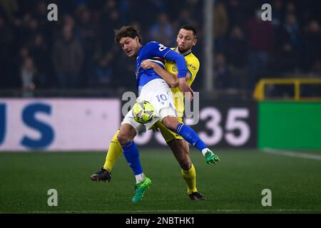 Genua, Italien. 13. Februar 2023 Sam Lammers von der UC Sampdoria konkurriert mit Stefan de Vrij vom FC Internazionale während des Fußballspiels der Serie A zwischen der UC Sampdoria und dem FC Internazionale um den Ball. Kredit: Nicolò Campo/Alamy Live News Stockfoto