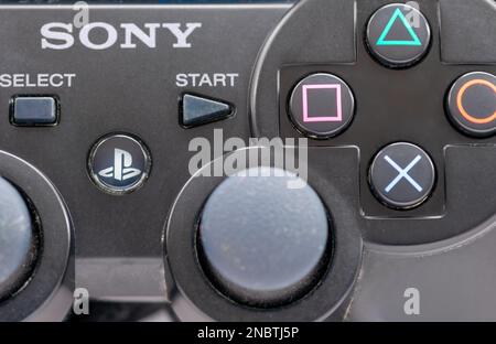 Nach London. UK-02.12.2023. Nahaufnahme eines Sony PlayStation -Spielcontrollers. Stockfoto