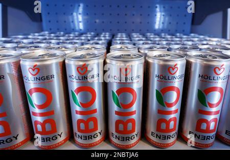 Nürnberg, Deutschland. 14. Februar 2023. Bio-Energy-Drinks des österreichischen Herstellers Höllinger werden auf der Biofach-Messe am Stand des Unternehmens ausgestellt. Vom 14. Bis 17. Februar 2023 werden auf der weltweit führenden Fachmesse für Biofach und der Fachmesse für Naturkosmetika VIVANESS 2765 Aussteller aus 95 Ländern Produkte der Bio-Lebensmittel- und Naturkosmetikindustrie präsentieren. Kredit: Daniel Karmann/dpa/Alamy Live News Stockfoto