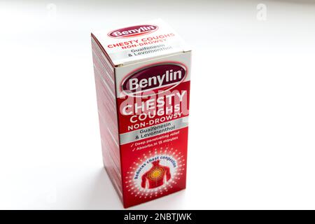 Nach London. UK-02.12.2023. Eine abgepackte Flasche Benylin-Medikament zur Linderung von Chesty Huugh isoliert auf weißem Hintergrund. Stockfoto