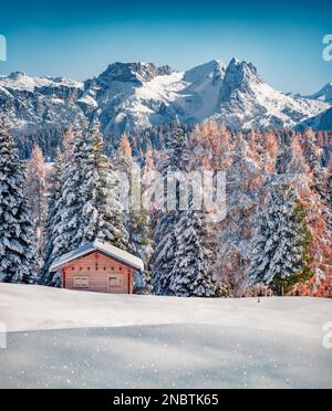 Frischer Schnee, der im Sonnenlicht glitzert. Schöner Blick auf das Dorf Alpe di Siusi am Morgen. Wunderschöner Sonnenaufgang im Winter in den Dolomiten. Sonnige Landschaft mit Ski RE Stockfoto
