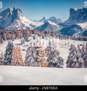 Bezaubernder Blick am Morgen auf das Dorf Alpe di Siusi. Majestätische Winterlandschaft der Dolomiten. Fantastische Outdoor-Szene des Skigebiets in Ityaly, Europa. Beau Stockfoto