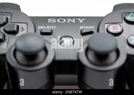 Nach London. UK-02.12.2023. Nahaufnahme eines Sony PlayStation -Spielcontrollers. Stockfoto