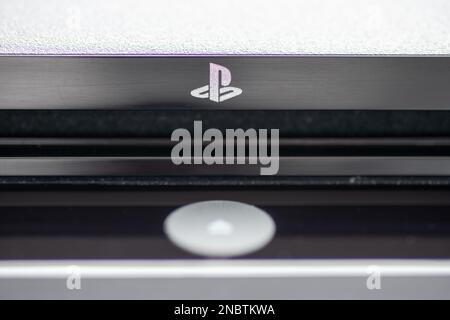Nach London. UK-02.12.2023. Das Sony PlayStation -Symbol auf einer Spielkonsole. Stockfoto