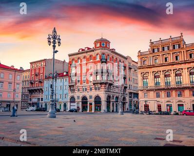 Herrlicher Sonnenaufgang im Sommer in Triest, Italien, Europa. Herrlicher Blick am Morgen auf den Piazza del Ponte rosso Stadtplatz. Hintergrund des Reisekonzepts. Stockfoto