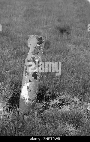 Massiver Stahlpfosten in Schwarz-Weiß auf den Feldern. Stockfoto