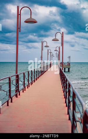 Düstere Morgenszene an der italienischen Adriaküste. Malerische Sommerstadt Marina di Vasto. Hintergrund des Reisekonzepts. Stockfoto