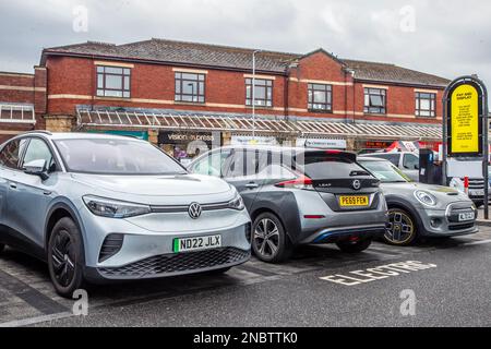 2019 graue NISSAN LEAF Plus Launch Edition. 2022 VW Volkswagen ID4 LIFE SEL TSI 4MOTION DSG, Ladestation für Elektroautos, Flat Iron Shoppers Car Park, Chorley UK Stockfoto